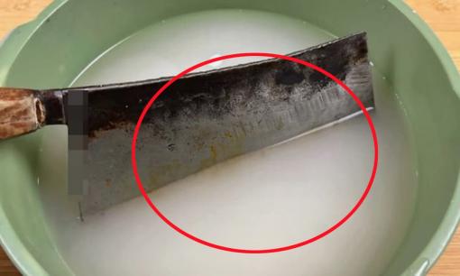 Chỉ cần làm một động tác nhỏ này, dao nhà bếp cùn sẽ sắc như mới, không cần đá mài hay bất kỳ dụng cụ đặc biệt nào