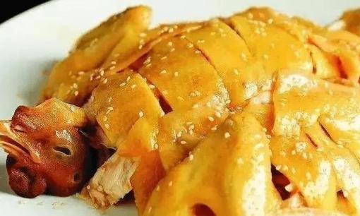 Cho gà vào nồi cơm điện mà không cần thêm một giọt nước hay dầu nào, da sẽ thơm và thịt mềm, ngon hơn gà nướng