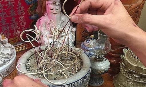 Rút chân nhang bàn thờ Thần Tài, ông Địa năm 2025 ngày nào là đẹp nhất? 