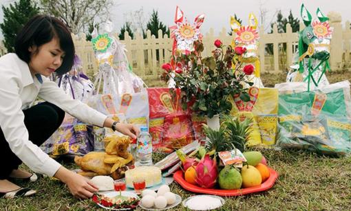 Người xưa dặn kỹ: 'Đói đến đâu cũng đừng ăn đồ cúng ở mộ', tại sao? 