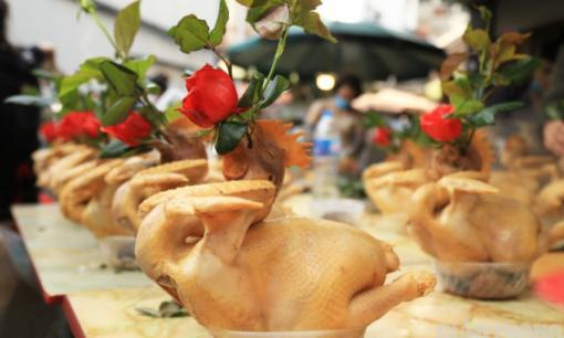 Gà cúng Giao thừa luôn ngậm hoa hồng vì sao? Thay bằng hoa khác có được không? 