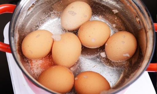 Luộc trứng bao nhiêu phút là tốt nhất. Cách luộc trứng để dễ dàng bóc vỏ bằng một tay, rất sạch sẽ