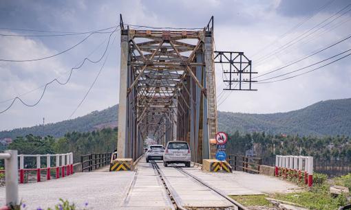 Cầu duy nhất có ô tô và tàu hoả đi chung ở Việt Nam, được đầu tư 800 tỷ để giảm tải