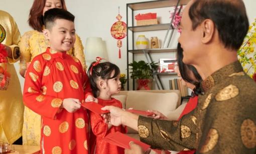 Tết Nguyên Đán: Bố mẹ nên lì xì con cái vào đêm giao thừa hay ngày đầu năm mới?