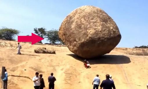 Hòn đá kì lạ ở Ấn Độ, đứng nghiêng 45 độ, đến cả một nhóm người cũng không đẩy nổi?