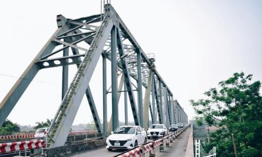 Hai tỉnh thành có cây cầu đi ngược, đó là?