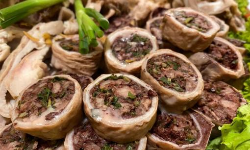 Cách luộc lòng dồi ăn Tết trắng giòn sần sật, không vỡ nát