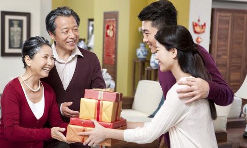 Top những món quà Tết tặng bố mẹ chồng/bố mẹ vợ giúp bạn ghi điểm 10, không ai chê trách câu nào