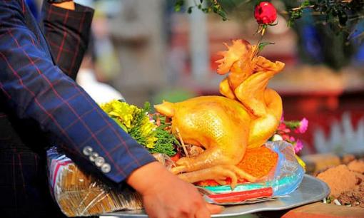 Vì sao gà cúng thường 'ngậm' một bông hồng đỏ?