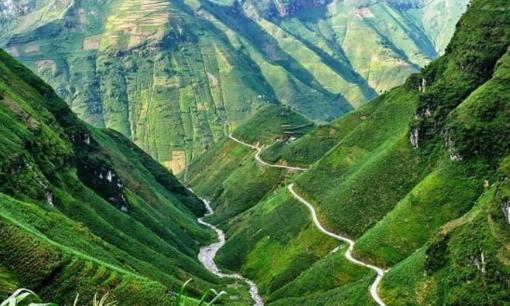 Dãy núi dài nhất Việt Nam có tên là gì?