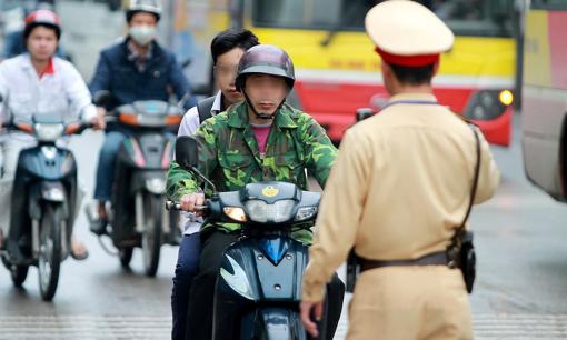 Năm 2025, một người không đội mũ bảo hiểm bị phạt bao nhiêu tiền? 