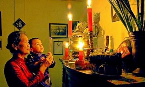 Tại sao người xưa dặn không nên thắp hương buổi tối vào mùng 1 và hôm rằm?