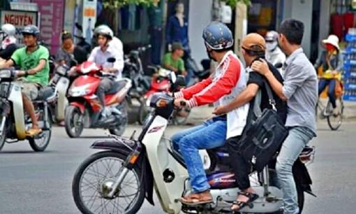 4 trường hợp xe máy được kẹp 3 mà không bị phạt theo Luật mới, mọi người cần biết