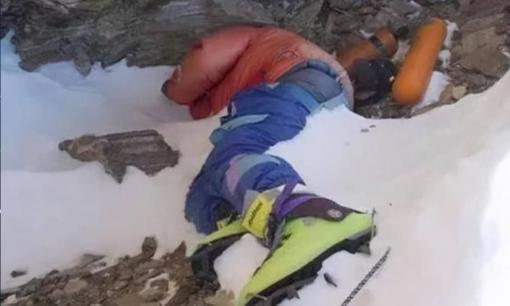 Có hơn 300 thi thể trên đỉnh Everest, hầu hết đều có tên và họ, nhưng tại sao không có quốc gia hay người thân nào đến nhận họ?