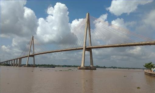 Đây là cây cầu dây văng từng nắm giữ kỷ lục dài nhất cả nước với kinh phí 1.400 tỷ đồng, là cây cầu đầu tiên do Việt Nam thiết kế và thi công