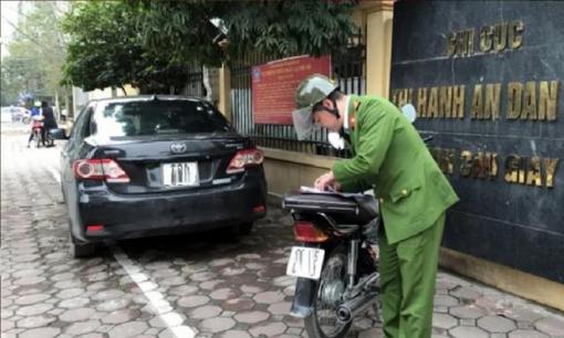 Mức phạt cao nhất lỗi đậu xe trên vỉa hè đối với ô tô và xe máy từ năm 2025