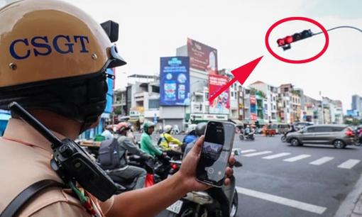 Đèn đỏ nhưng CSGT ra tín hiệu vẫy cho xe đi, tài xế nên theo bên nào để không bị tính lỗi phạt nguội?
