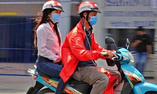 Đeo tai nghe trong khi điều khiển xe máy có bị phạt không?