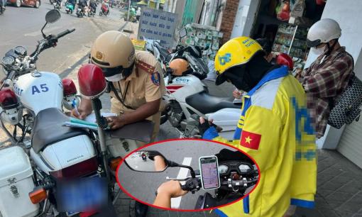 Từ 1/1/2025, gắn điện thoại trên xe để xem bản đồ có thể bị phạt 14 triệu đồng, trừ 10 điểm giấy phép lái xe