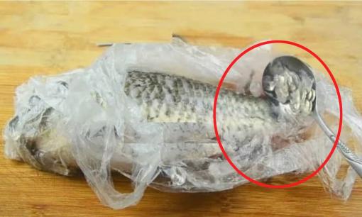 Cạo vảy cá 'dễ như ăn kẹo' với túi nhựa, không bẩn tay, không bắn nước, sạch sẽ, hợp vệ sinh, ai cũng nên biết