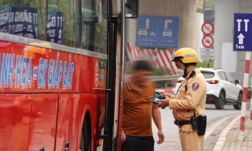 Từ 2025, lỗi đón trả khách trên đường cao tốc phạt bao nhiêu? Xe khách được dừng trên đường cao tốc trong trường hợp nào?