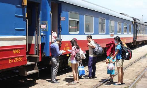 Đường sắt Việt Nam bắt đầu mở bán vé tàu dịp lễ 30/4 và 1/5: Hành khách nào sẽ được giảm giá?