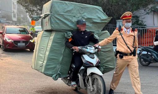 Xe máy chở hàng cồng kềnh có thể bị phạt 14 triệu đồng: Xếp hàng thế nào để không phạm lỗi?