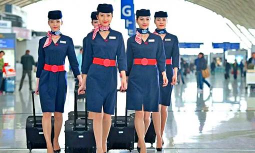 Tại sao tiếp viên hàng không thường diện váy ngắn, ít khi mặc quần dài?