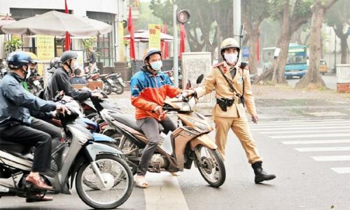 Xử phạt vi phạm hành chính không lập biên bản thì cảnh sát giao thông có được quyền giữ giấy tờ của người vi phạm không?