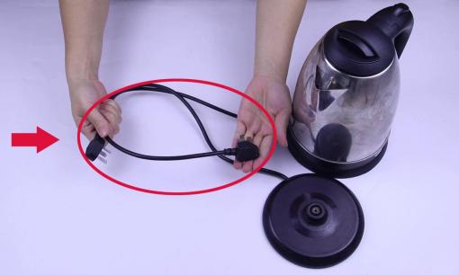 Tại sao dây nguồn của ấm đun nước điện lại ngắn như vậy? Có phải để tiết kiệm tiền không?