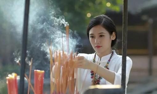 Khi thắp hương nhất định phải nói hai chữ này nhưng nhiều người không biết!