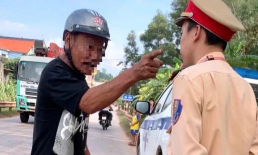 Xúc phạm, không chấp hành hiệu lệnh CSGT bị phạt tới 37 triệu đồng