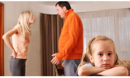 Tại sao vợ chồng không nên cãi nhau vì tiền trước mặt con cái!