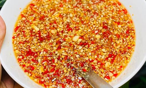 Tỷ lệ gia vị pha nước chấm chua ngọt đúng chuẩn đảm bảo tỏi ớt nổi lên đẹp mắt