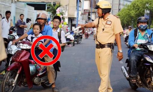 Chở trẻ em trên 6 tuổi bằng xe máy mắc lỗi này có thể bị phạt đến 14 triệu đồng, làm thế nào cho đúng?