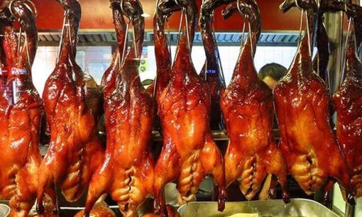 Tại sao gà, vịt quay ngoài đường lại giá rẻ hơn mua chợ?