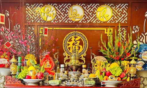 Ngày mùng 1, nhà giàu thường đặt lọ hoa bên nào?