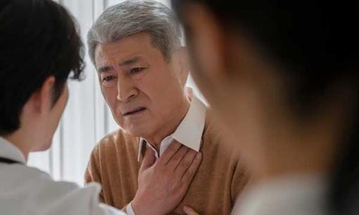 Lương hưu 105 triệu đồng/tháng, bố chồng dọn đến ở cùng con trai, ai ngờ con dâu trách móc: 'Bố thật ích kỷ'