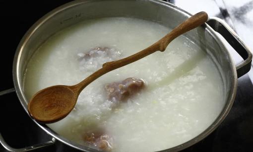 Mẹo chống trào khi nấu cháo, đỡ mất công ngồi canh liên tục, cháo nhanh nhừ và thơm ngon