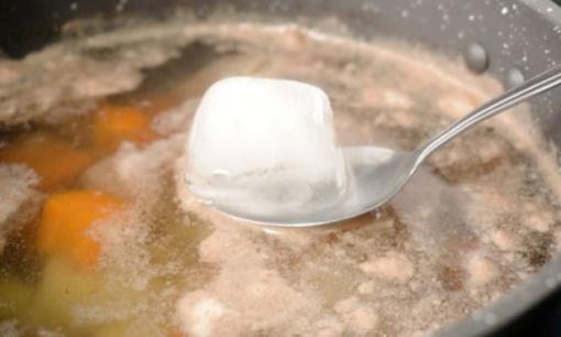 Để nấu nước hầm xương trong và ngon, đầu bếp thường chỉ cần cho thêm thứ này vào nồi