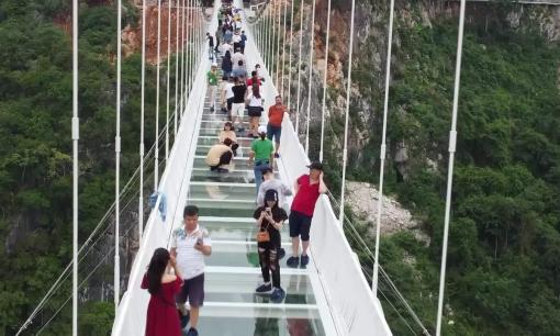 Gần 1 triệu người đổ về thị xã có cầu kính phá kỷ lục dài nhất thế giới của Việt Nam: Tiêu 1.200 tỷ trong 2 tháng