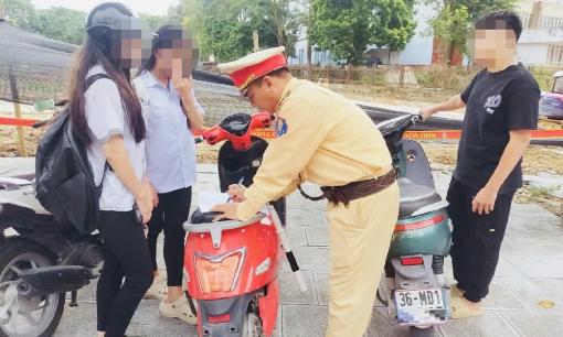 Cha mẹ giao xe gắn máy cho con 15 tuổi điều khiển bị phạt bao nhiêu?