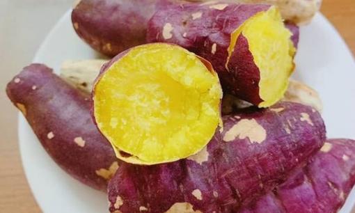 Luộc khoai theo cách này không cần nước, chỉ vài phút đã chín bở tơi thơm lừng