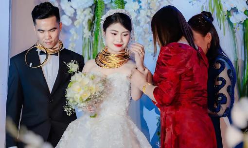 Cô dâu, chú rể đeo vàng trĩu cổ trong ngày cưới đang được quan tâm là ai?