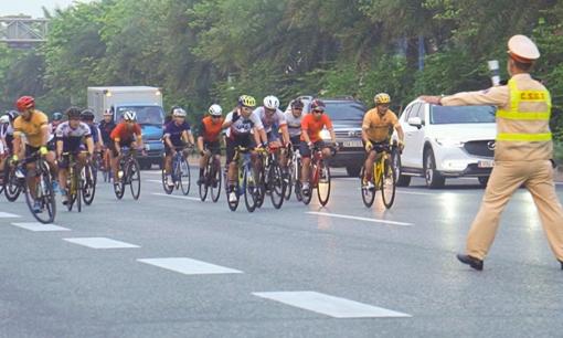 Từ nay: Đi xe đạp trên cao tốc sẽ bị phạt tiền triệu, đúng không?