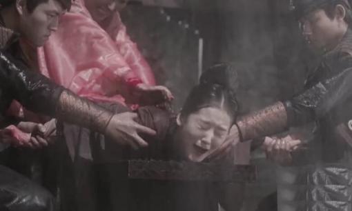 Vào thời cổ đại có một loại tra tấn đối với phụ nữ, quá trình ghê tởm đến mức tôi không thể chịu đựng được ngay cả khi nhìn qua màn hình