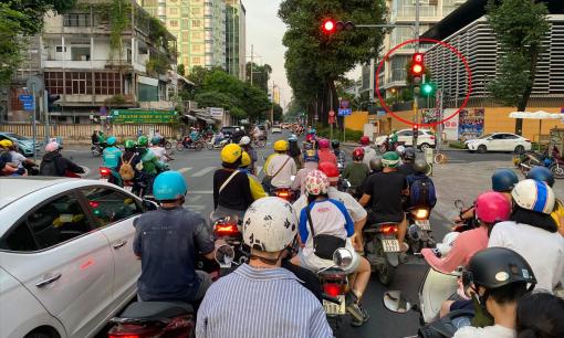 Dừng đèn đỏ không nhường đường cho xe rẽ phải sẽ bị CSGT phạt, đúng không?