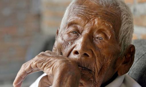 Muốn chết cũng không được! Cụ ông bị 'thần chết lãng quên', sống đến 146 tuổi, sau khi con cháu qua đời đã nghiến răng đưa ra quyết định tàn khốc