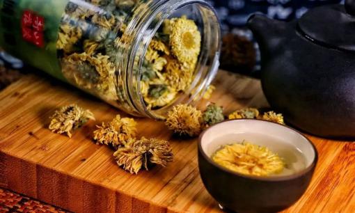 Uống trà hoa cúc thường xuyên có tác dụng gì? Hãy ghi nhớ 4 điểm này để tránh làm tổn thương chính mình 