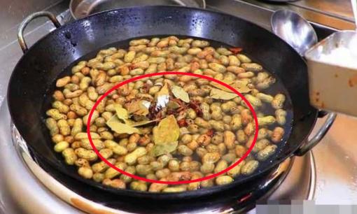 Muốn luộc lạc mềm, bùi, thơm ngon, đừng chỉ cho gia vị thông thường, hãy thử mẹo nhỏ này xem sao